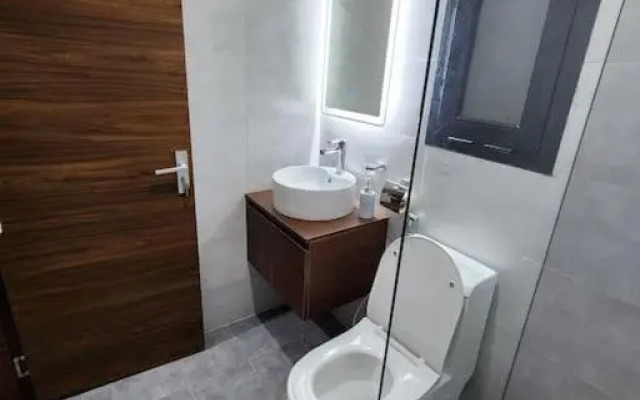 Modern 2-bedroom unit with pool and beach access