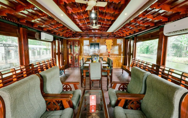 OYO 13525 HouseBoat My Trip Deluxe 3 BHK Private