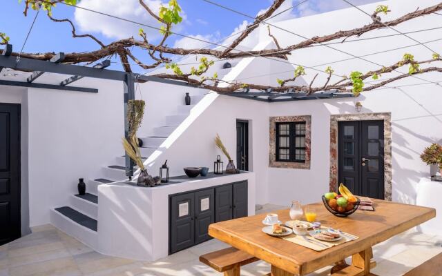 Firalia, Casa In Rock Suites