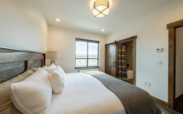 Downtown Penthouse Condo For 4!