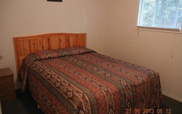 Holiday House Motel