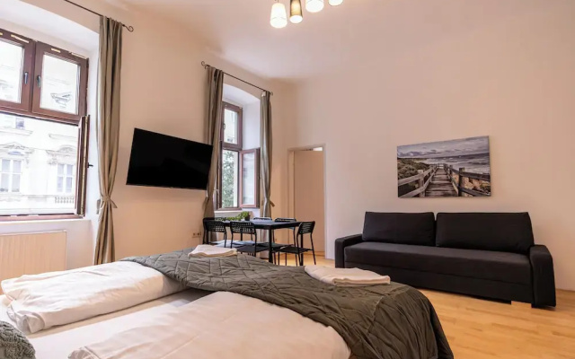 3 Apartments For 16 Near Lugner