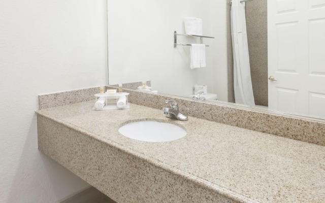 Days Inn  Suites by Wyndham Pasadena