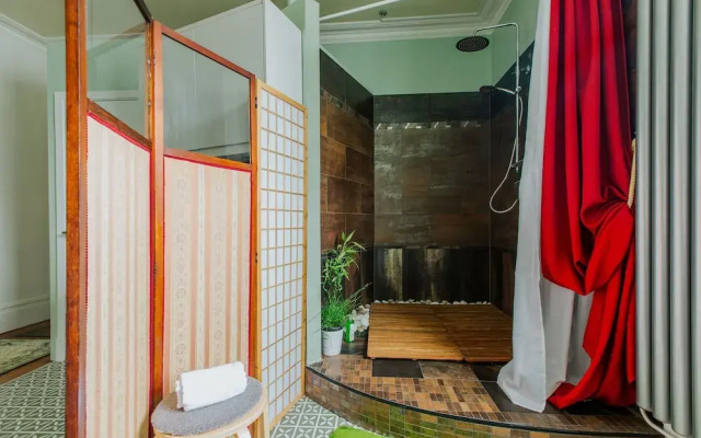 The Suite, 82 Cathedral, Private Parking