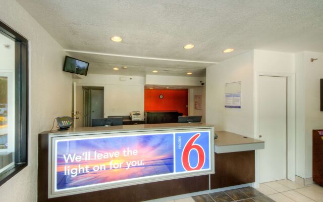 Motel 6 Bradenton, FL