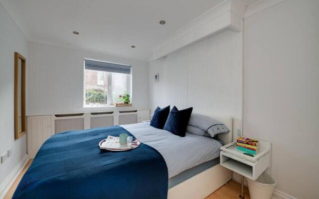 Cosy, nautical 2 bed, 5 mins stroll to Seafront