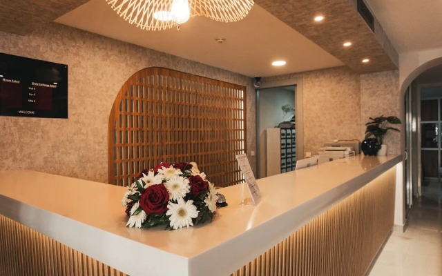 Adella Side Hotel