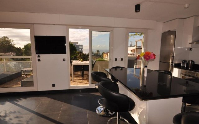 Gorgeous one-bedroom apartment with terrace and sea view