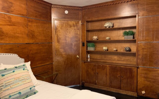 Spacious Luxury home, 5 min to Detroit golf club/ 4 car free parking!