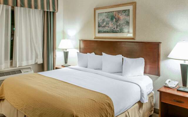 Quality Inn & Suites Grants - I-40