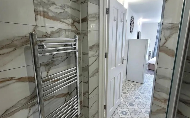Tranquil Studio Retreat With Free Parking