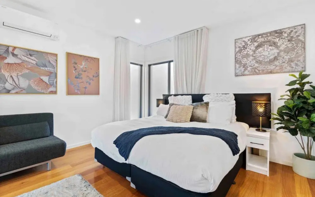 Stunning Studio Apartment Near Public Transport