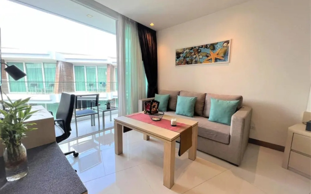 Maroon Studio at the Beachfront