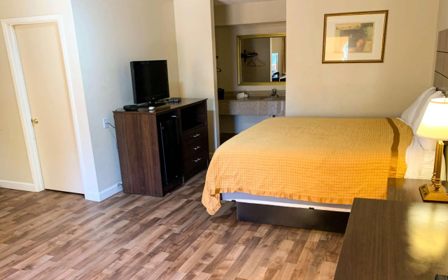 Days Inn & Suites by Wyndham Brewton