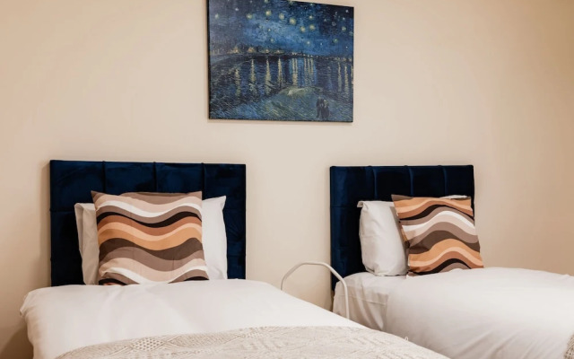 Warm Apartments in Queensway