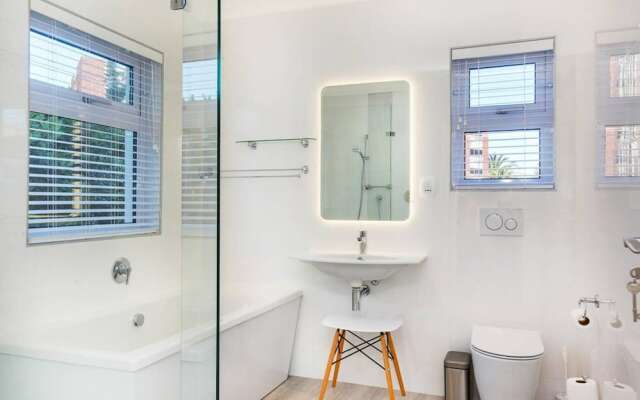 Stylish 2 Bedroom Apartment in Camps Bay Asilvertide