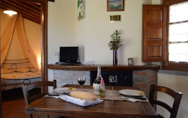 Cozy Holiday Home in Castiglion Fiorentino with Jacuzzi
