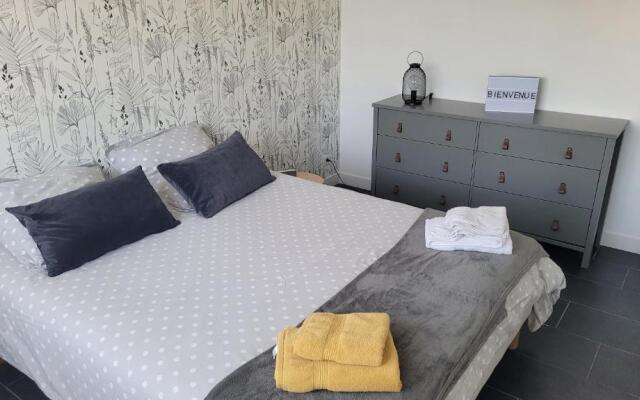 Grande chambre avec salle de bain privée