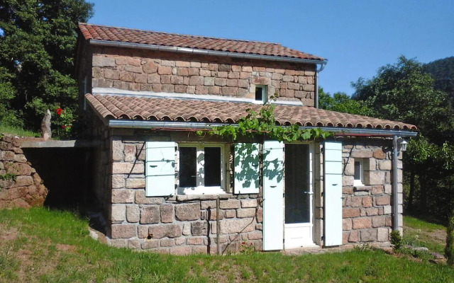 Charming stone house with shared pool, Chambonas