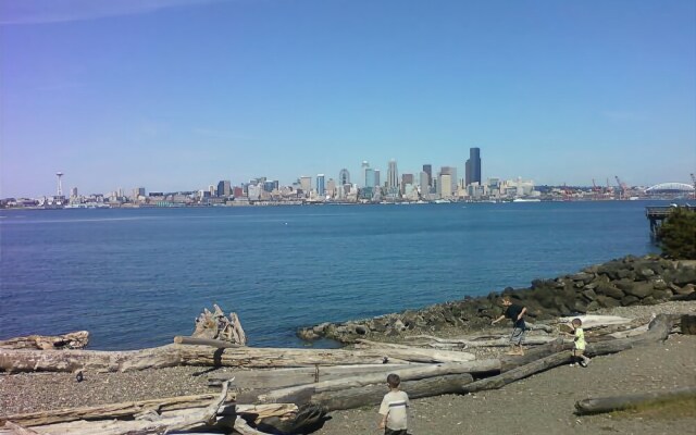 Alki Beach House - Three Bedroom Home with Fireplace