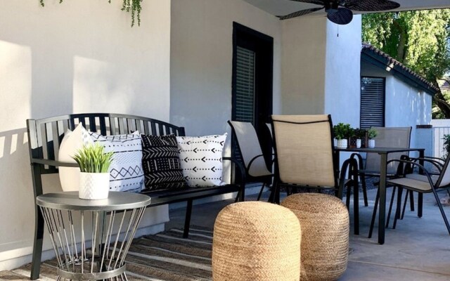 Beautiful 5-bdrm Vacation Home W/heated Pool !