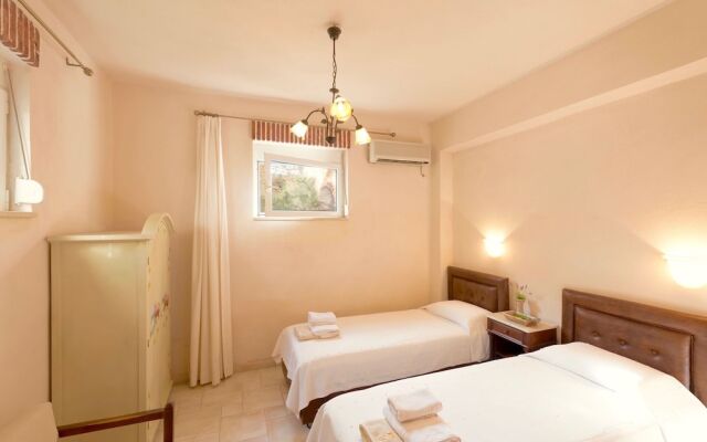 Peaceful Villa on Kamilari with Pool And Sun Lounger