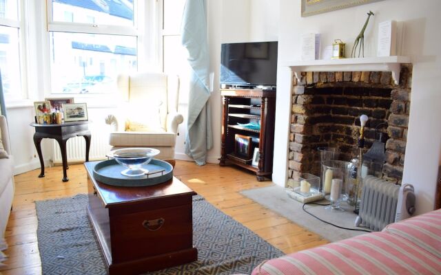 1 Bedroom Home With Private Garden in Barons Court
