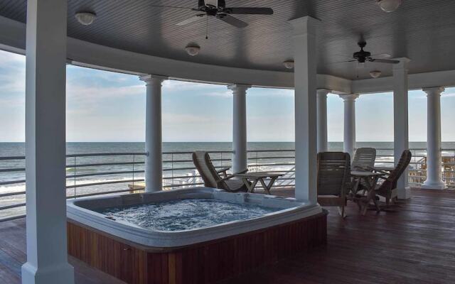 The Boat - 8 Br Home