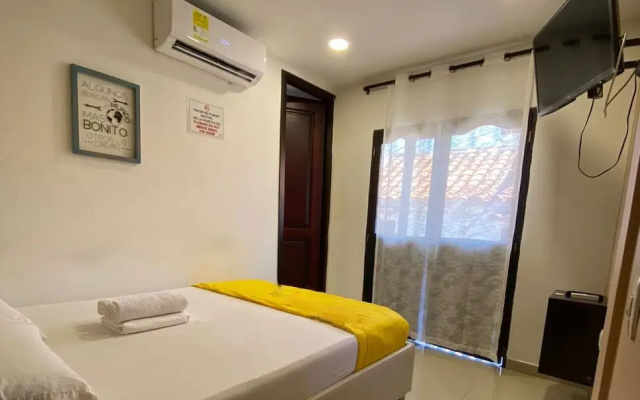 "room in Guest Room - Hotel Room With Balcony in Gethsemane Walled City With Breakfast Cl-5" - Guesthouse in Cartagena - Photo 2