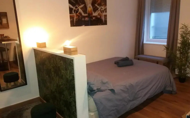 Studio avec terrasse, proche tram