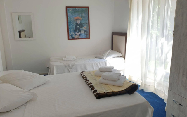 Lacivert Hotel