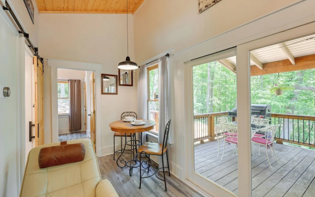 Near Main Street w/ Hot Tub: Retreat in Hiawassee!