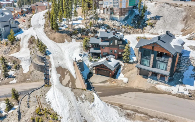 Snow Therapy Chalet Ski In Out & Hot Tub