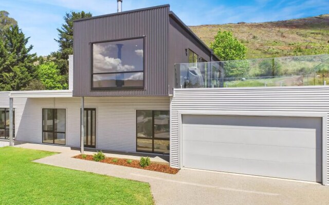 Balcony to Bogong - modern house ten minute stroll to town