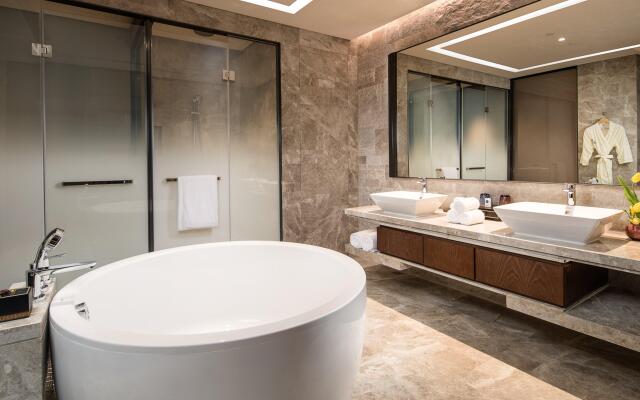 HUALUXE Xiamen Haicang Harbour View by IHG