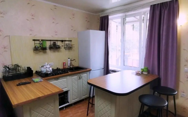 Dom u podnozhiya gory Medovaya