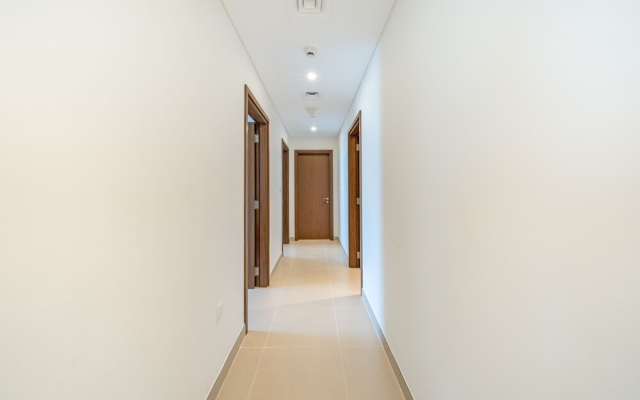 Luxurious Beachfront Apt with Balcony Marina