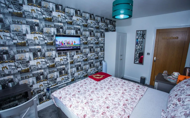 Remarkable 2-bed Apartment With Sea View