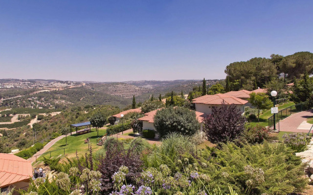Shoresh Green Hills Family Suites Hotel