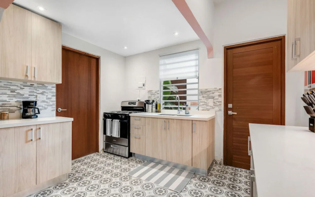 Chic Apartment Pool Parking in Central Condado