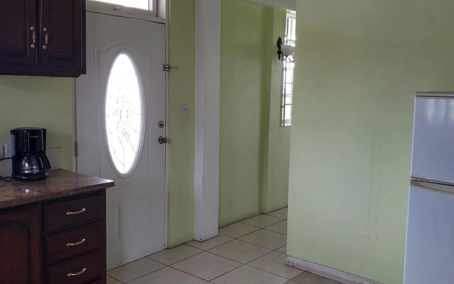 Unit 5/6 Private Apartment - Roseau