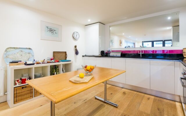 Charming Hackney Apartment with Garden