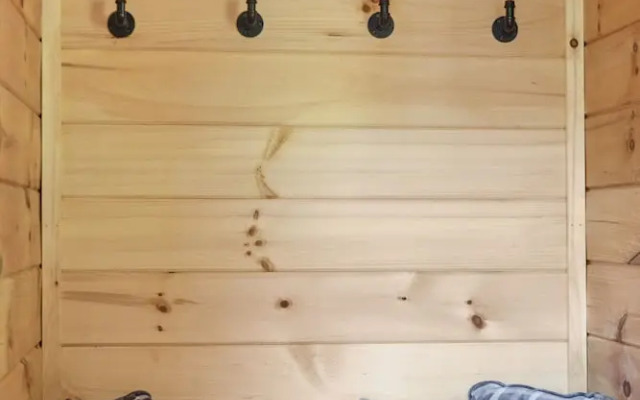 Creekside Manor 3 Bedroom Cabin by RedAwning