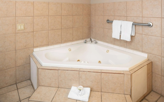 Days Inn & Suites by Wyndham Artesia