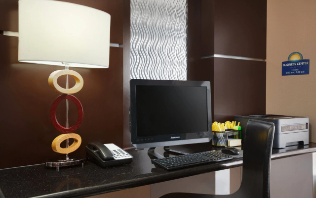 Days Inn & Suites by Wyndham Conroe North