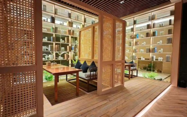 Malata Carrey International Hotel (Wuhan Textile University tanxinpei Park Subway)