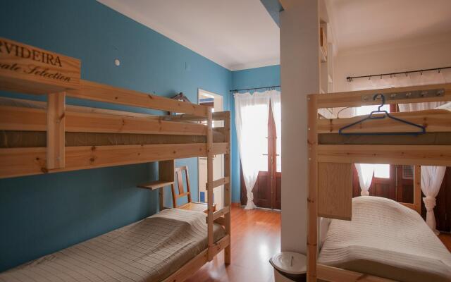 Ericeira Chill Hill Hostel & Private Rooms - Peach Garden