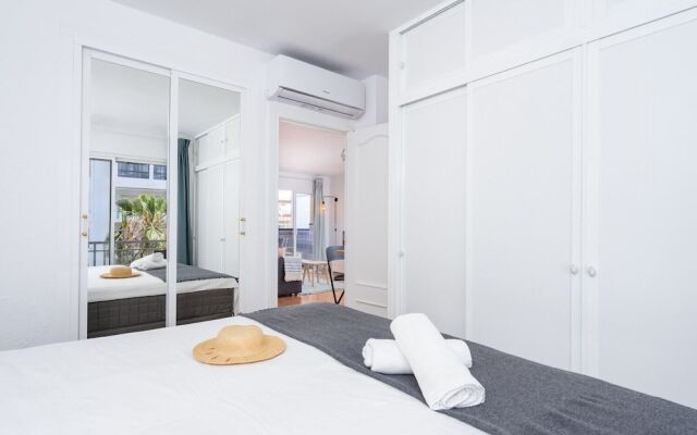 Delightful Apartment on The First Shoreline Ref 141