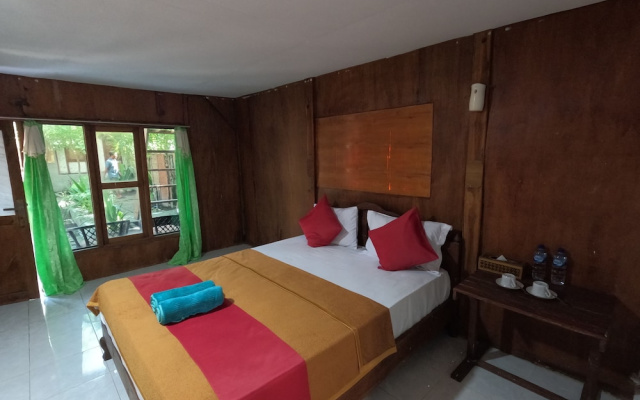 Maryan Moyo Bungalows and resto – Guest Rooms – Moyo