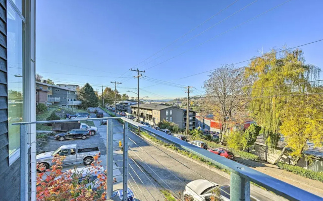 Sleek Seattle Home w/ Rooftop Patio & Views!